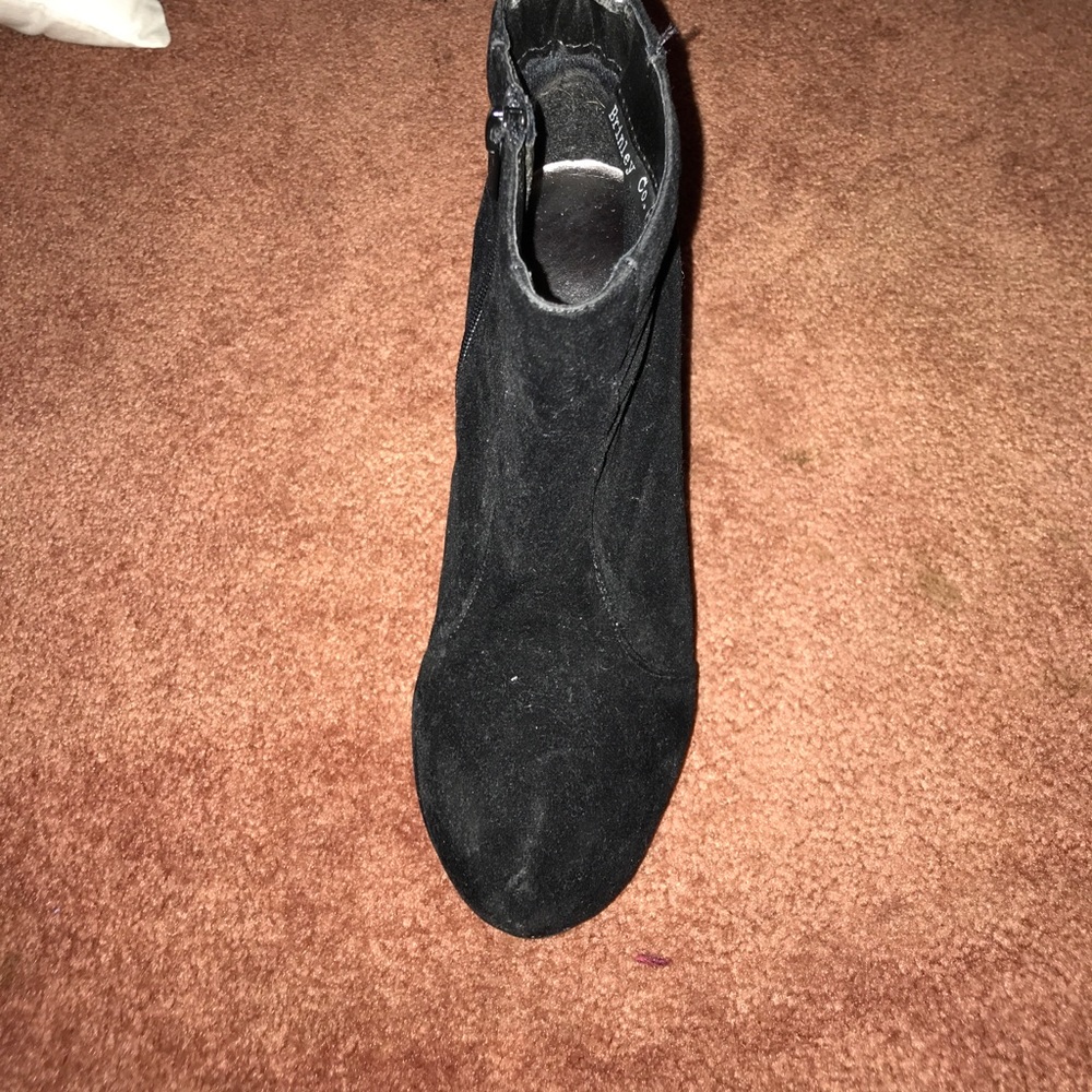 Black size 8 “suede” booties